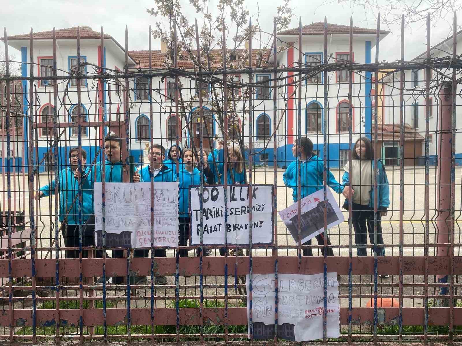 Devir kararı verilen Mimar Kemal Ortaokulu öğrenci ve velilerinden tepki