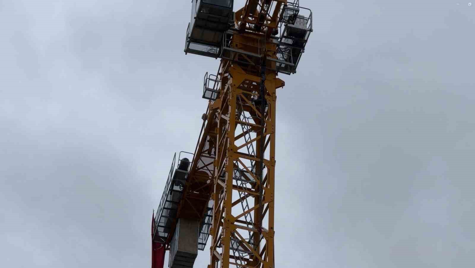 Paralarını alamayınca intihara kalkışan işçiler ekiplerce ikna edildi