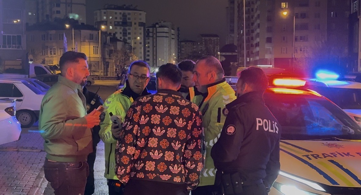Kayseri’de polis ekiplerinden kaçan 2 alkollü sürücüye 920 bin TL idari para cezası yazıldı