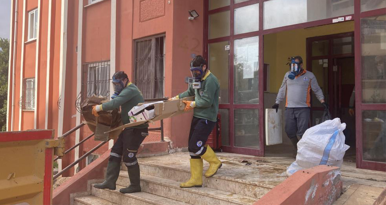 Ekipler gaz maskesiyle girdi iki günde temizledi: Evden 7 kamyonet çöp çıktı