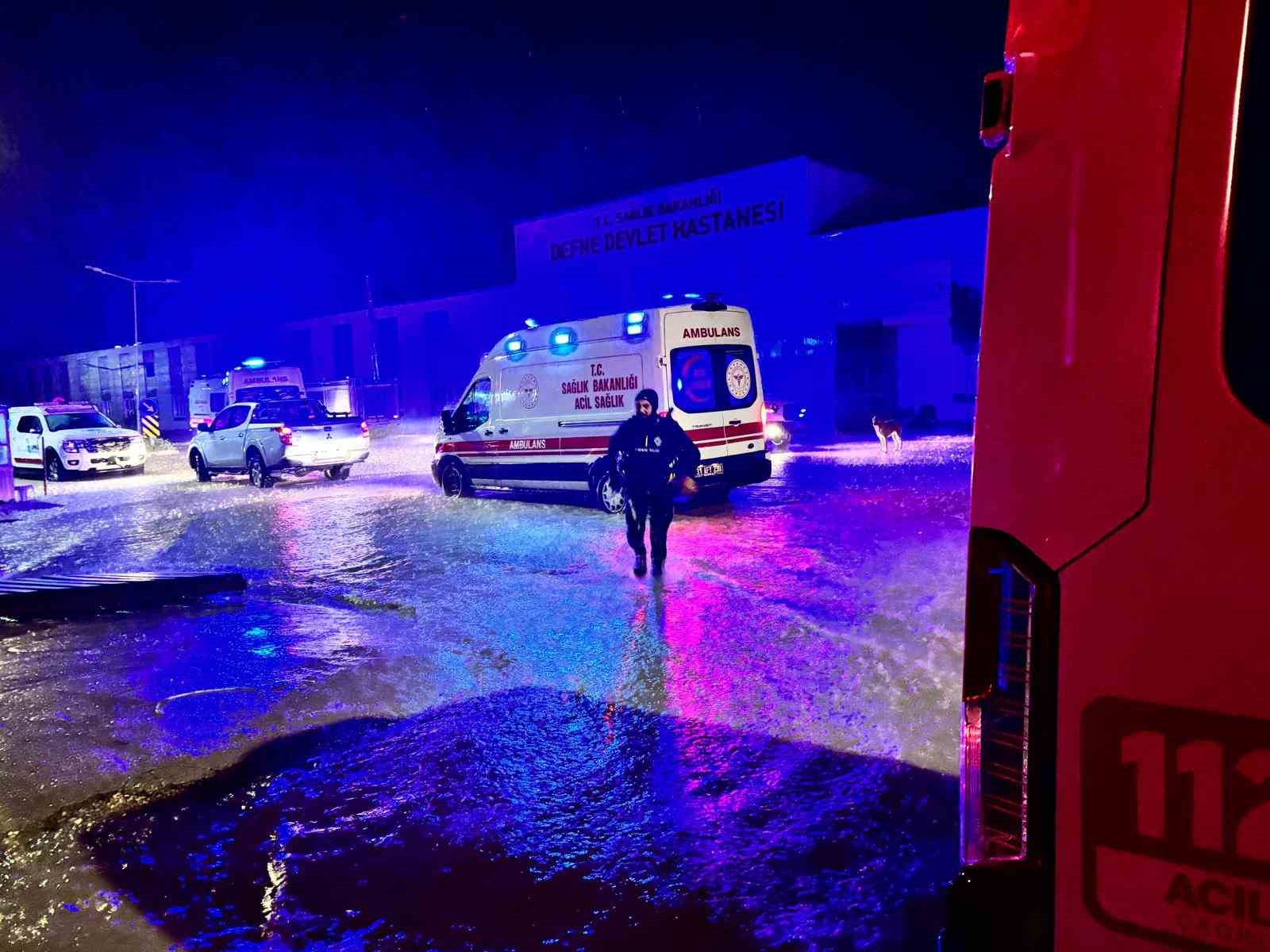 Doğuma giderken göle dönen yolda mahsur kalan kadının yardımına itfaiye yetişti