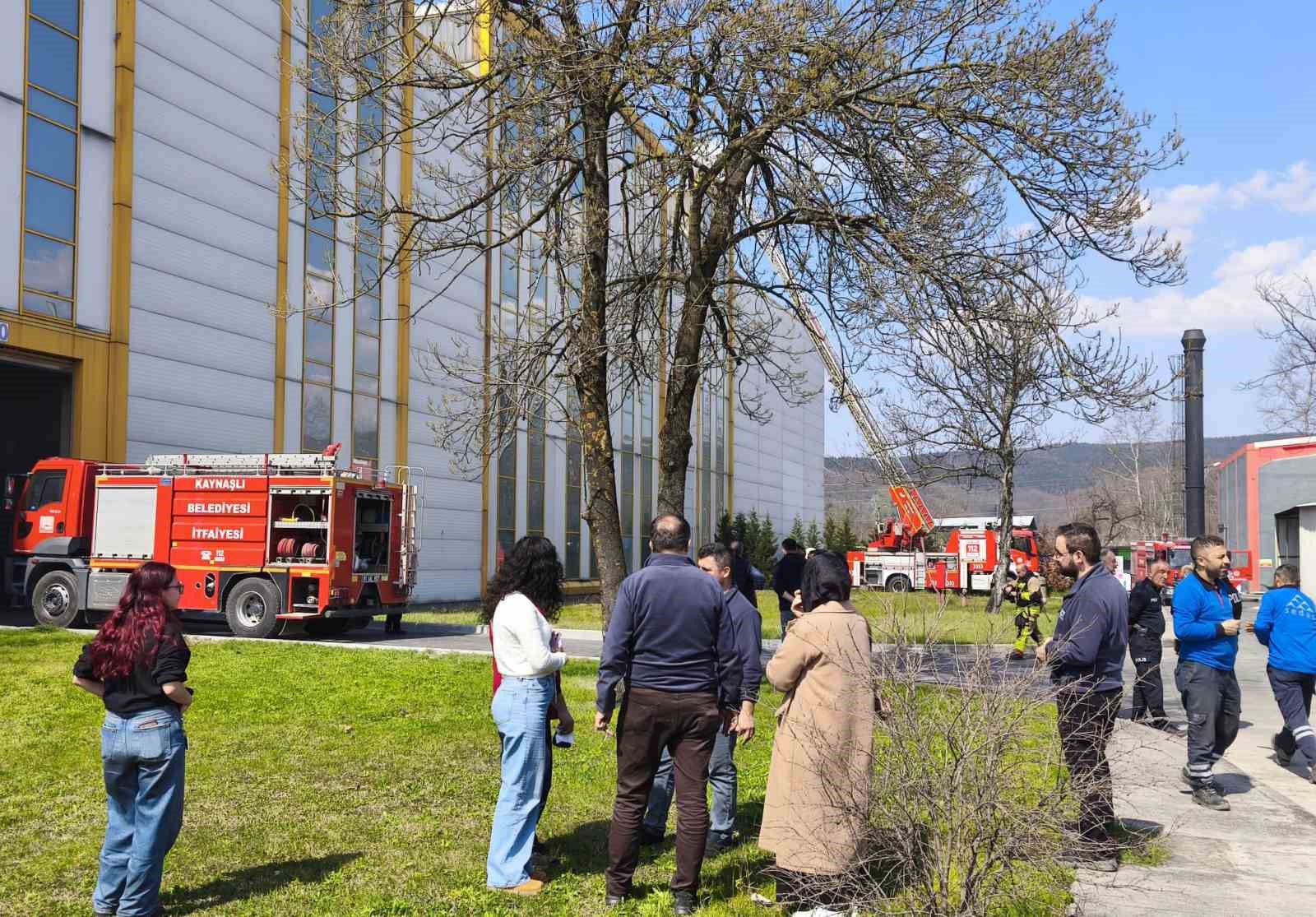 Düzce’de kauçuk fabrikasında baca yangını