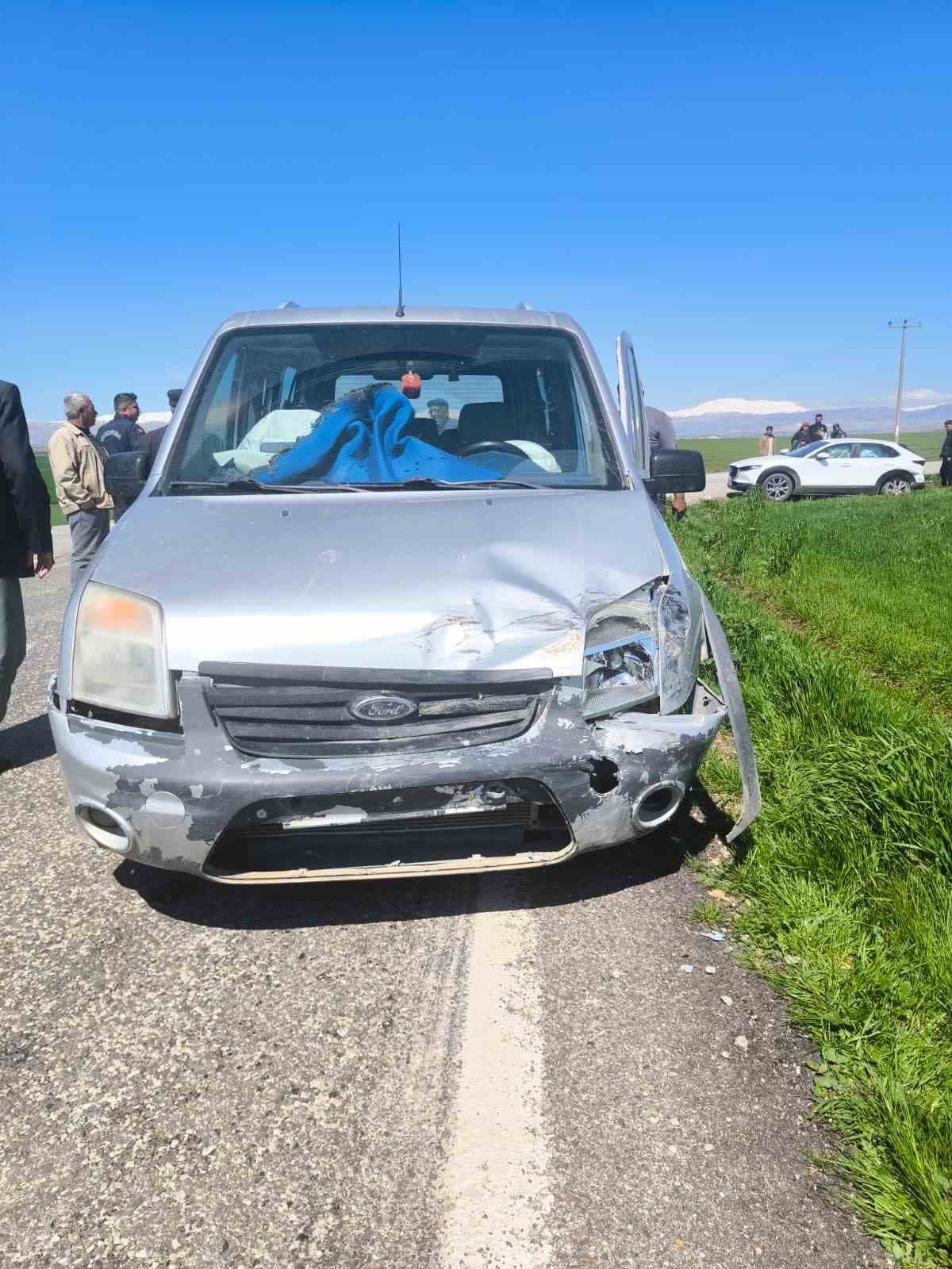 Hafif ticari ile otomobil çarpıştı: 2 yaralı