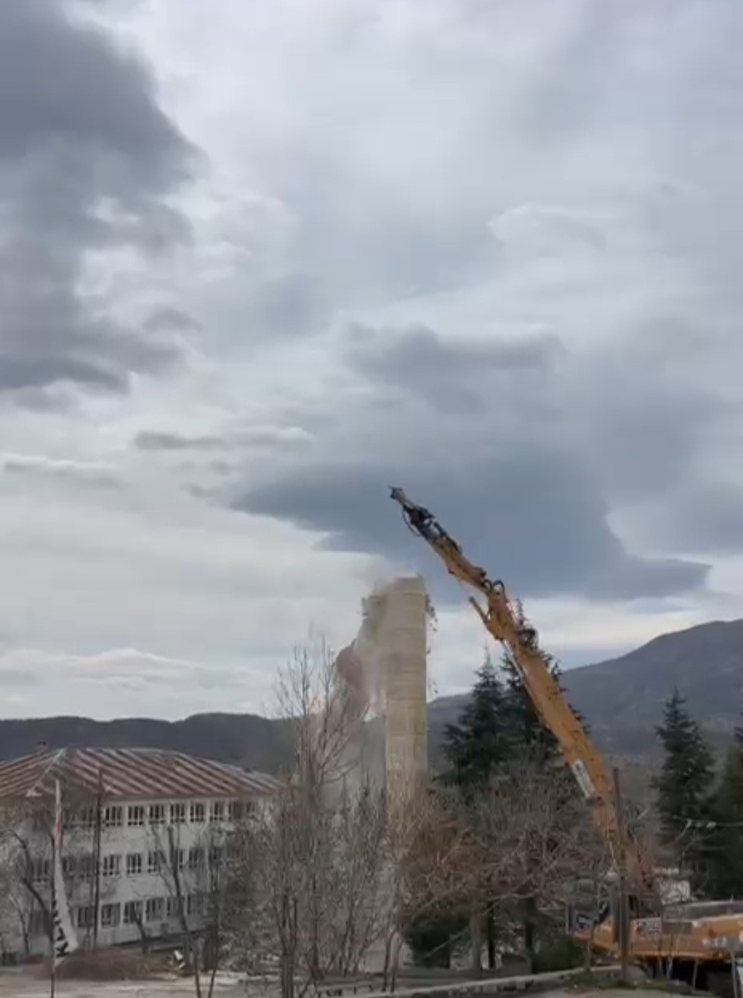 Elazığ’da hasarlı caminin minaresi iş makinesi ile yıkıldı