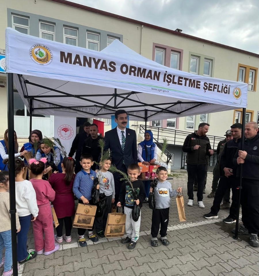 Manyas’ta Orman Haftası’nda fidanlar öğrencilere dağıtıldı
