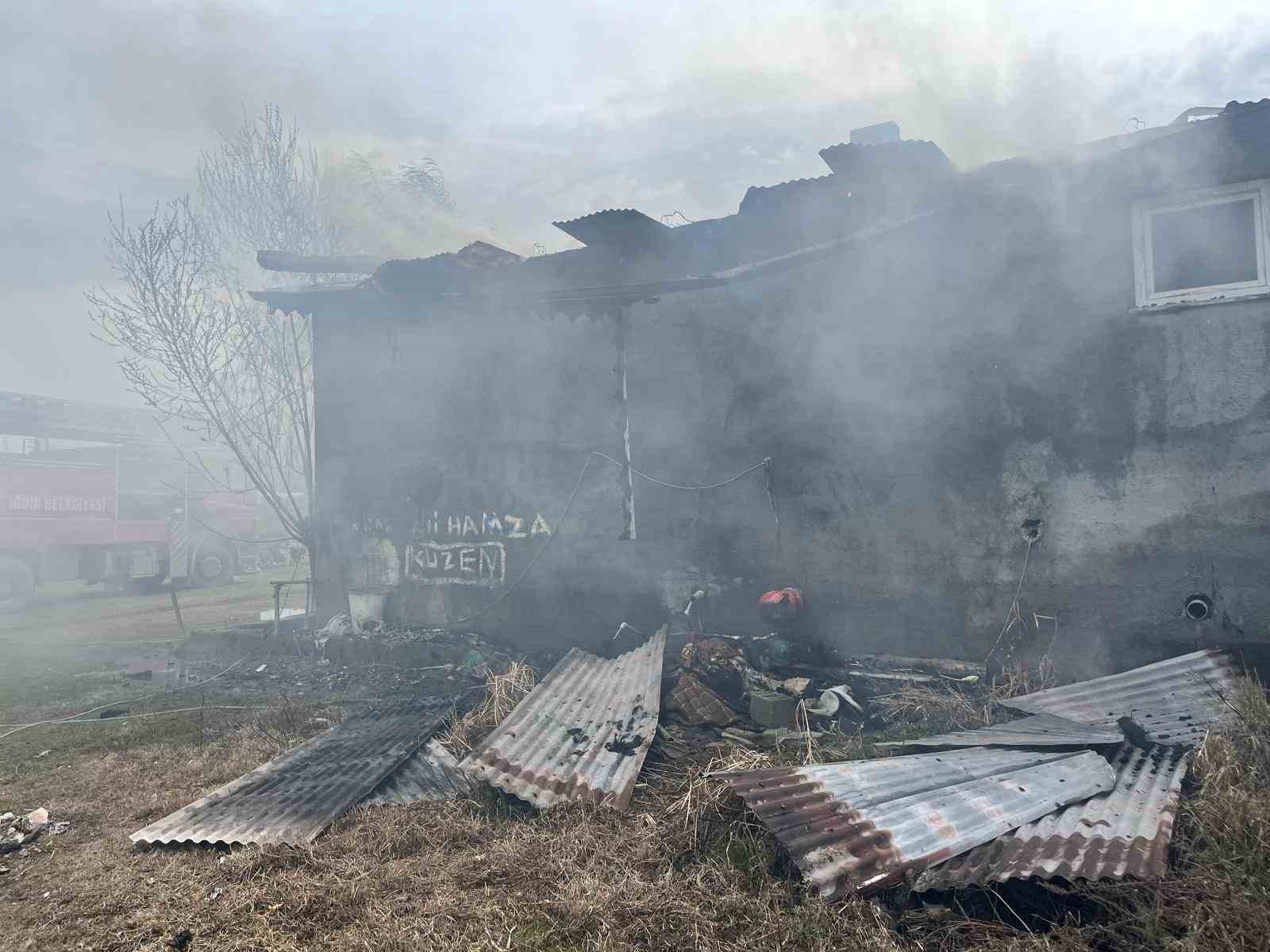 Iğdır’da çıkan yangında ev küle döndü