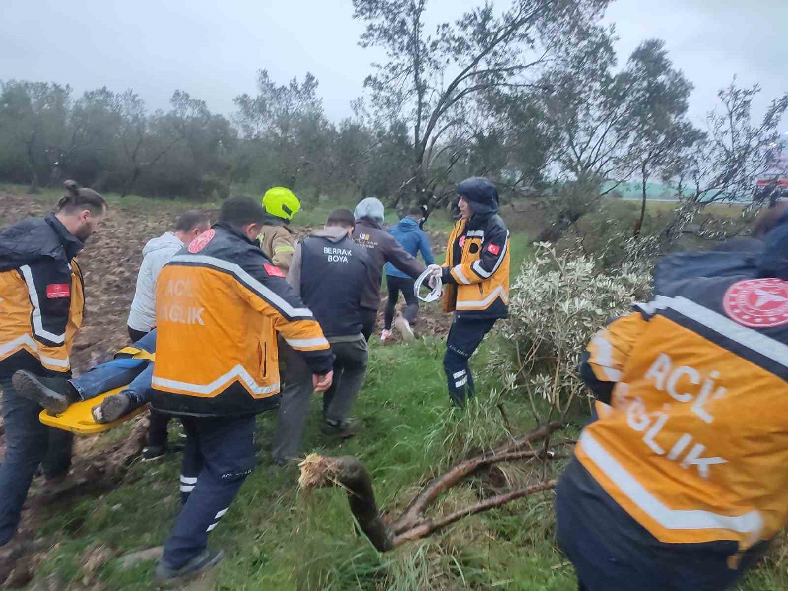 Balıkesir’de kontrolden çıkan otomobil zeytinliğe savruldu: 1 yaralı