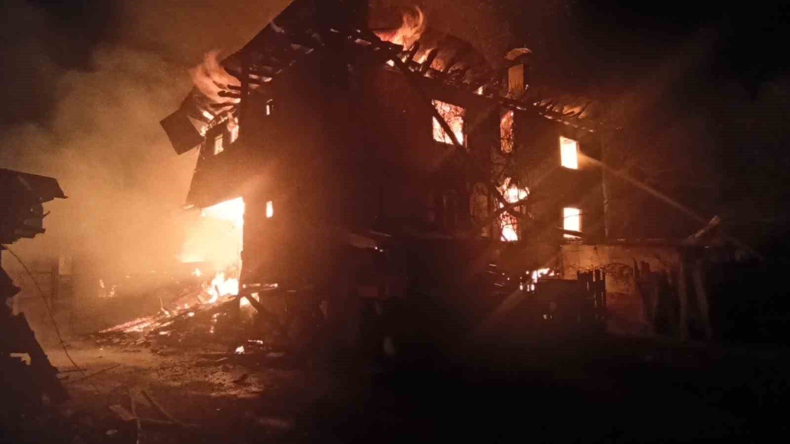 Kastamonu’da 2 evde yangın çıktı: Ahır, odunluk ve samanlık da yandı