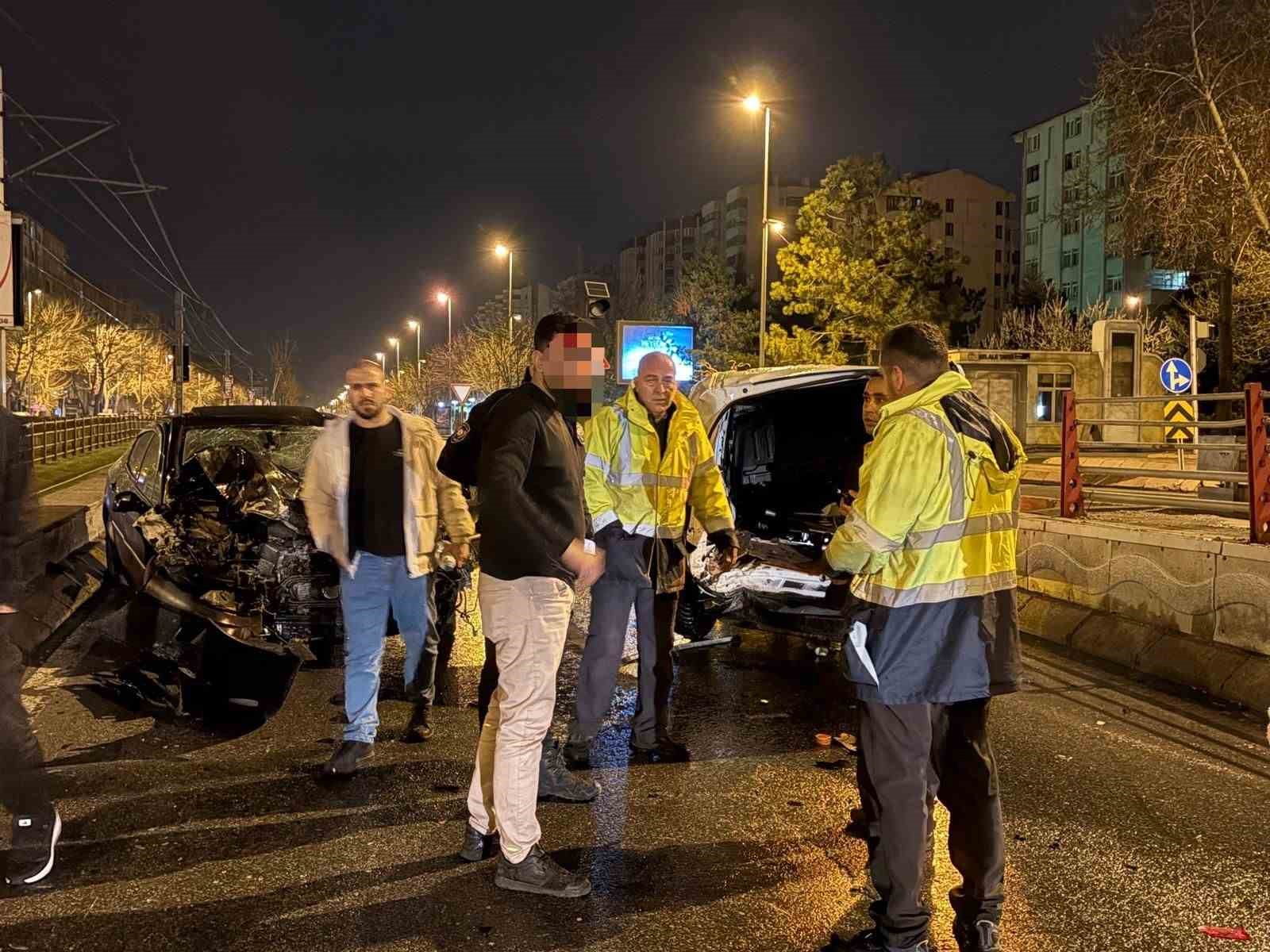 Kaza yapan ehliyetsiz ve alkollü sürücüyü, polis tedaviye ikna etti
