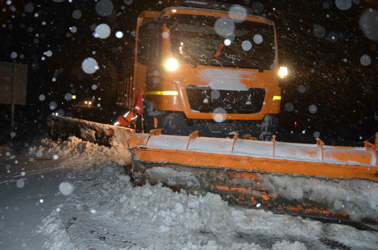 Alacabel’de yağmur kara döndü, kar kalınlığı 5 santime ulaştı