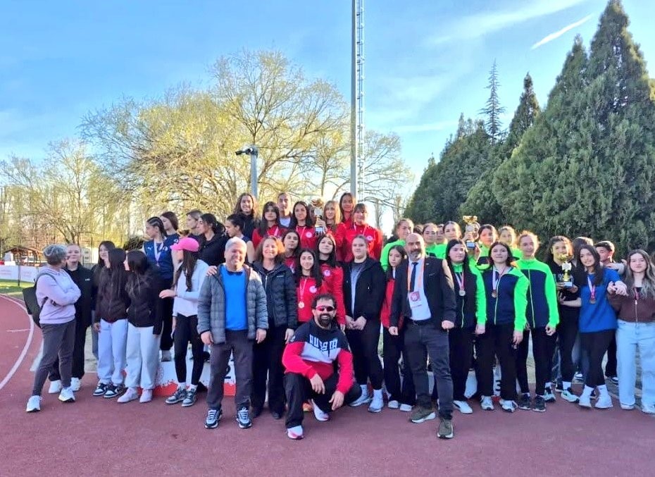 Genç atletler pistte kozlarını paylaştı