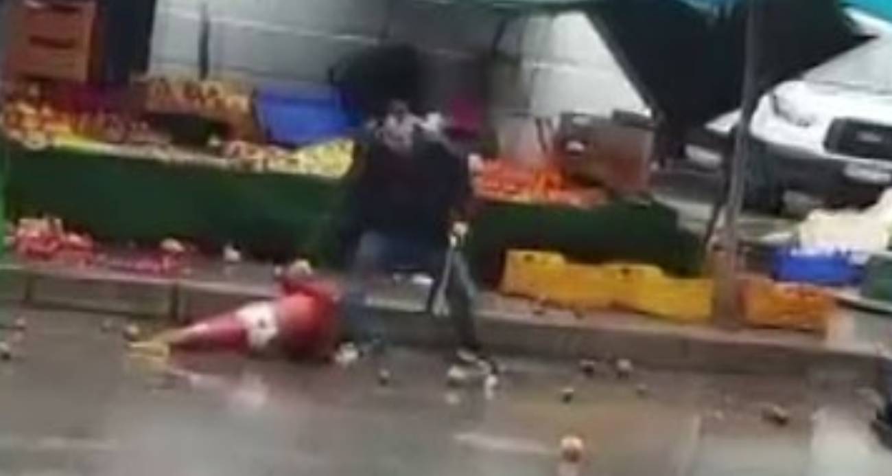 İzmir’de sinir krizi geçiren manav ortalığı birbirine kattı