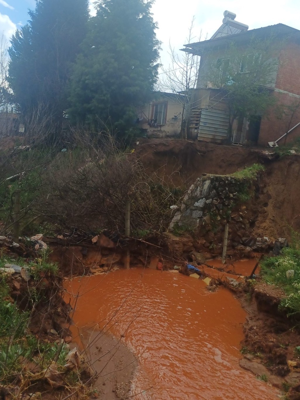 Çakırlar Çayı taştı, yıkılma riski olan ev tahliye edildi