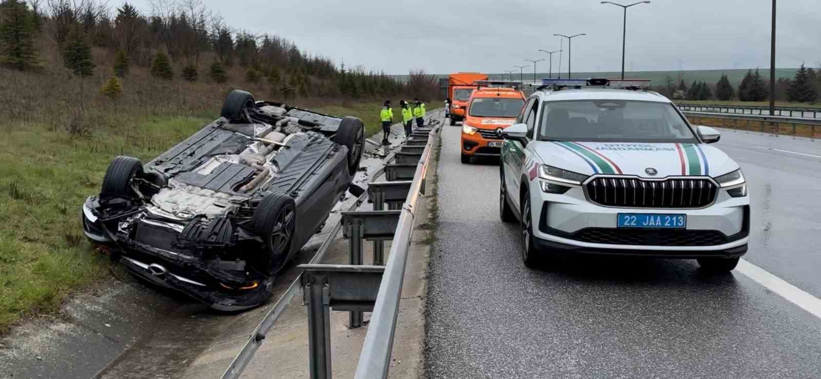 Takla atan otomobilden yara almadan kurtuldular