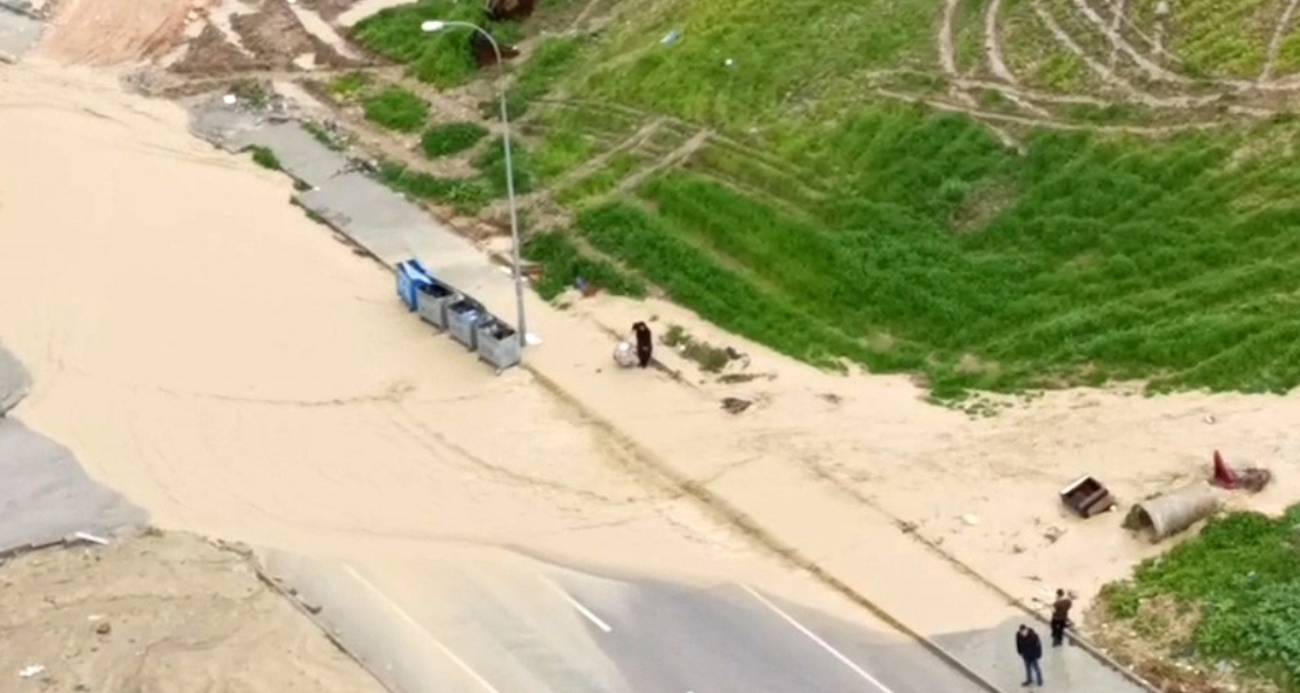 Adana’da yağmur hayatı felç etti: Dereler taştı, yollar göle döndü