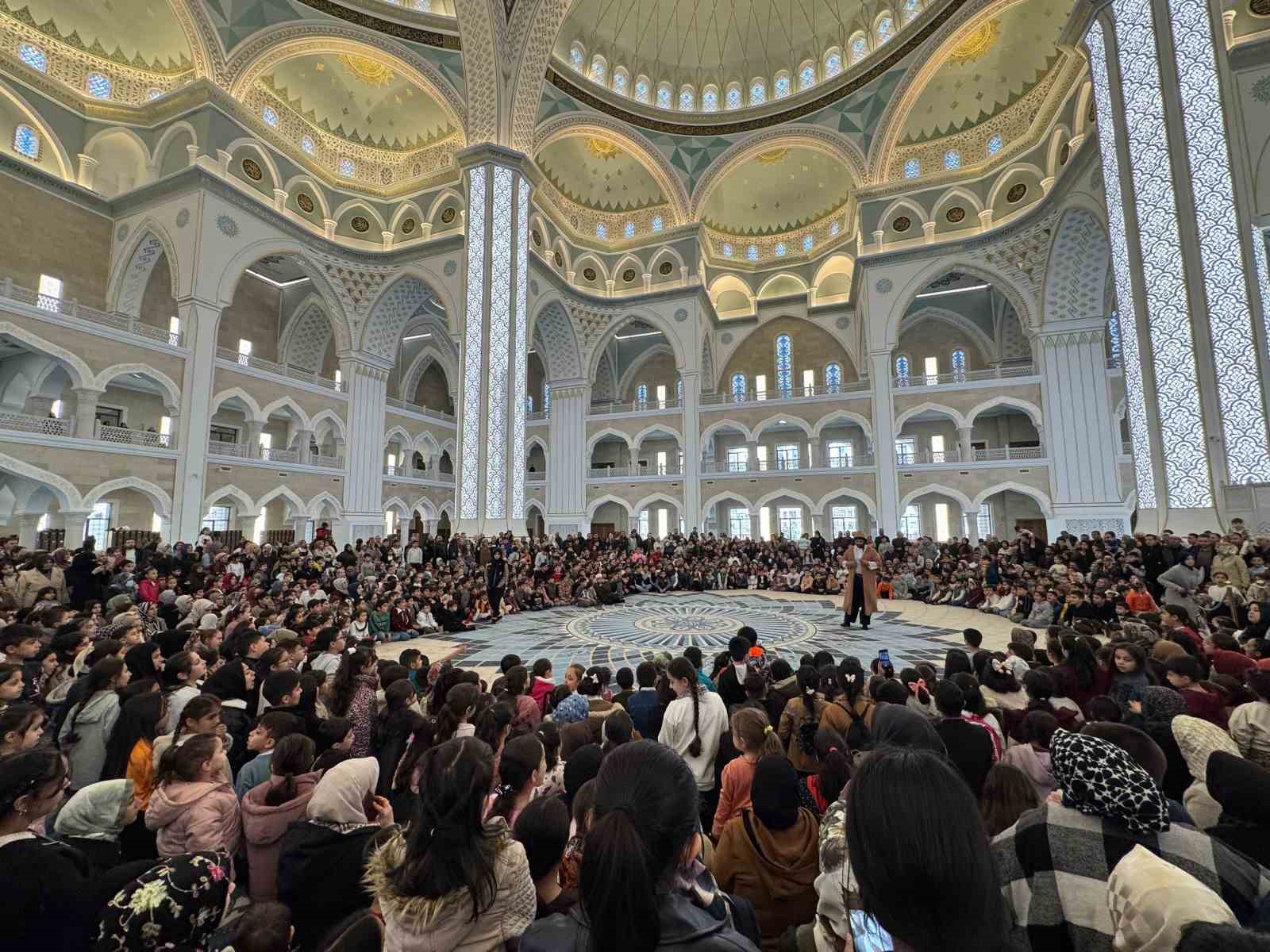 Şahinbey Millet Camii’nde çocuk sesleri