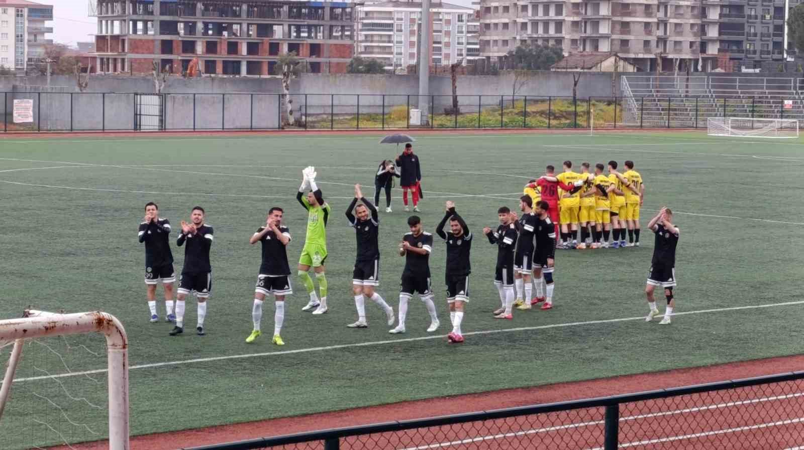 Alaşehir Belediyespor evinde yıkıldı