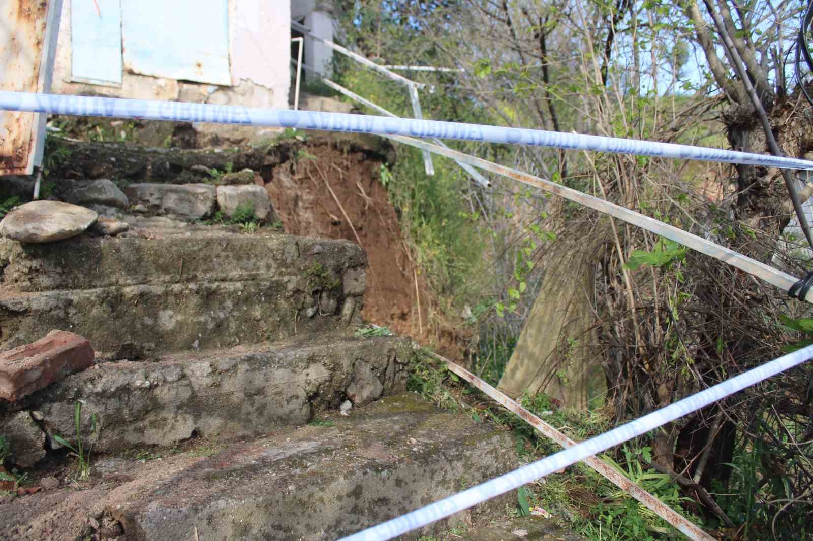 Toprak kayması sonucu evi yıkılan genç 10 dakikayla kurtuldu