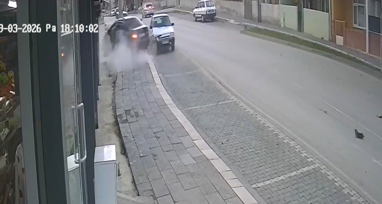Tokat’ta otomobil markete girdi: 2 yaralı
