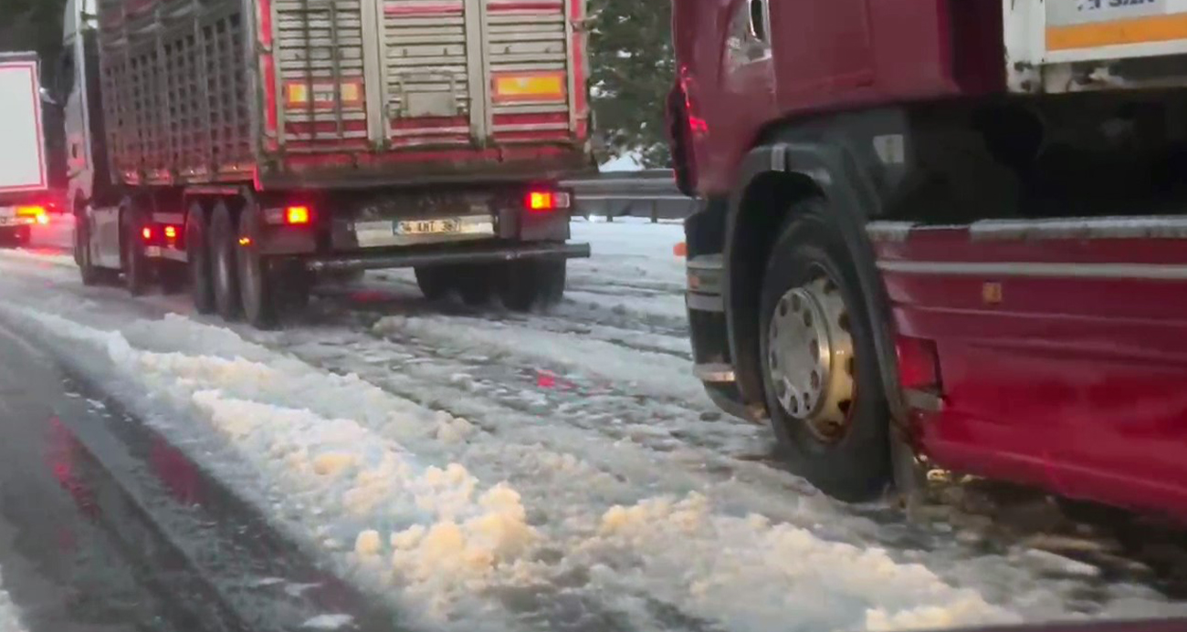 Adana’da dolu ulaşımda aksamalara neden oldu
