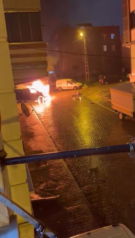 Başakşehir’de alev alev yanan araç kamerada