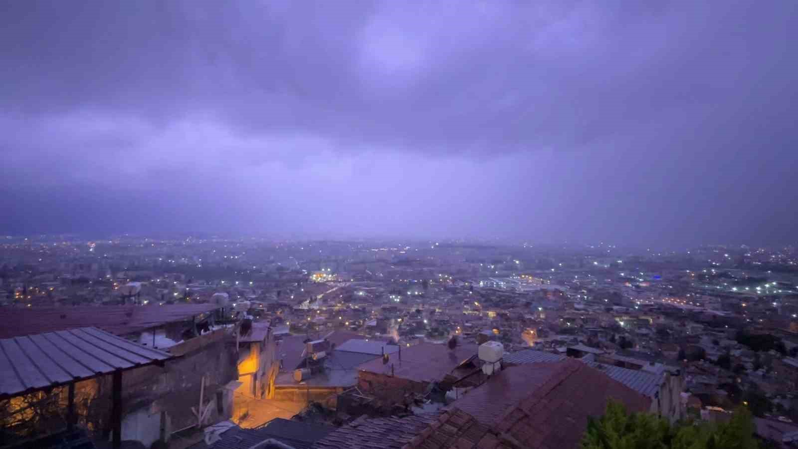 Şimşeklerin geceyi aydınlattığı Hatay’da dolu yağışı yolları göle çevirdi