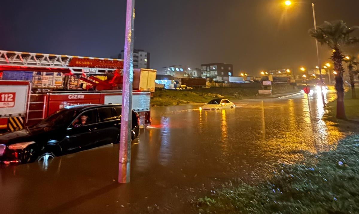 Cizre’de araçlarda mahsur kalan 3 kişiyi itfaiye ekipleri kurtardı