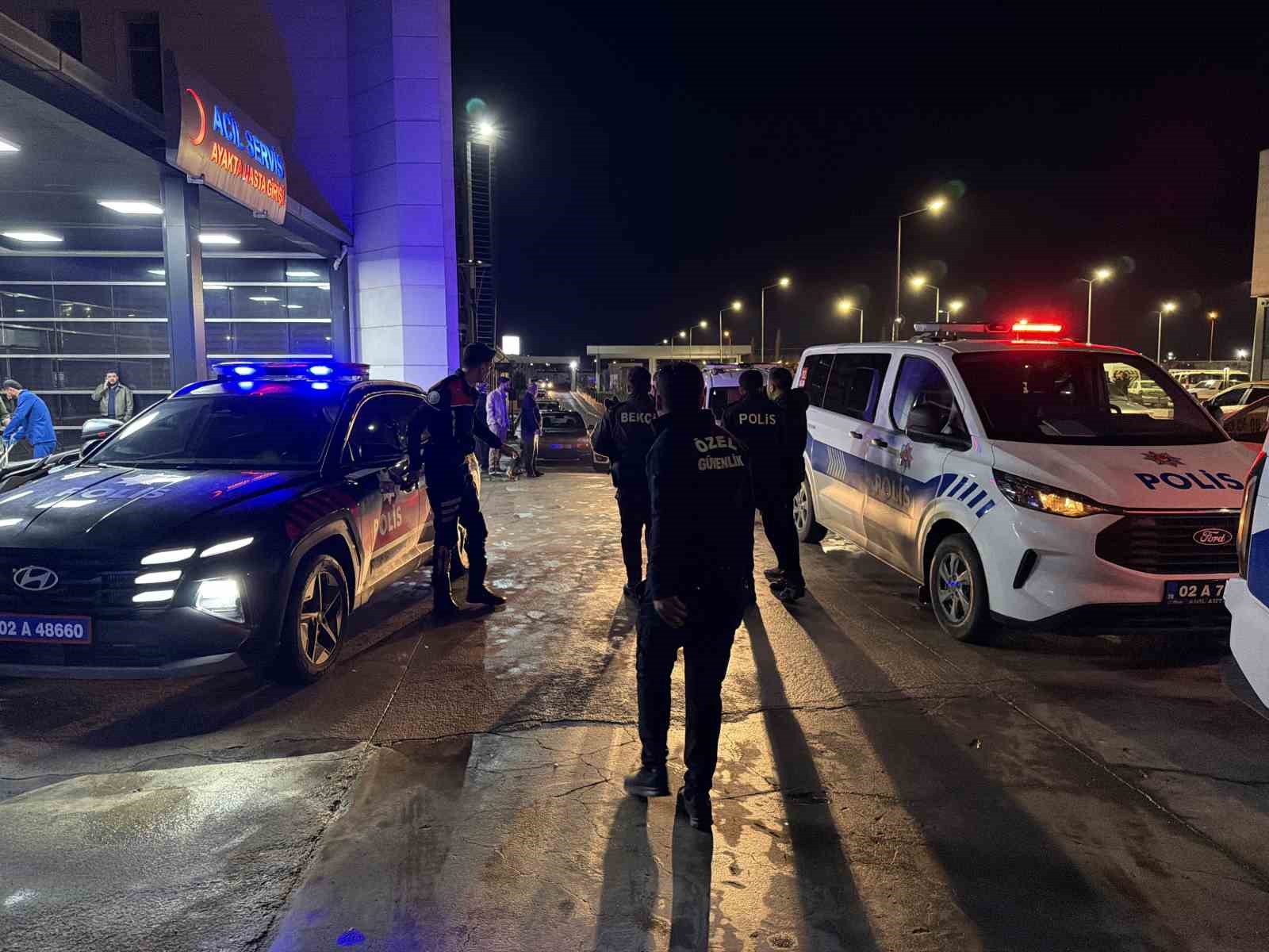 Yaralı yakınları hastanede birbirine saldırdı