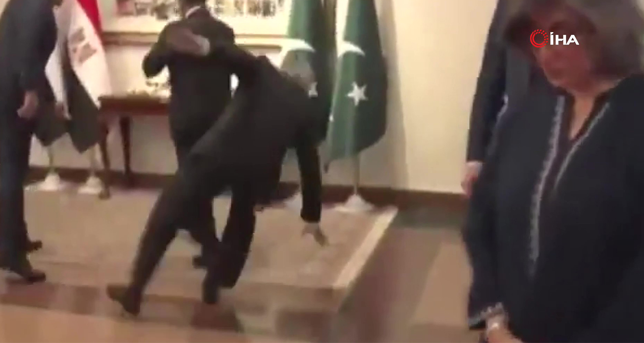 Pakistan Dışişleri Bakanı Dar, Mısırlı mevkidaşı Abdelatty'i karşılarken dengesini kaybetti
