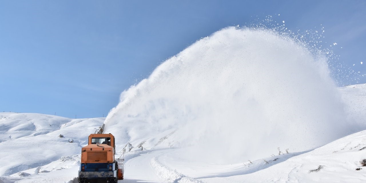 Hakkari’de 74 yerleşim yerinin yolu ulaşıma kapandı