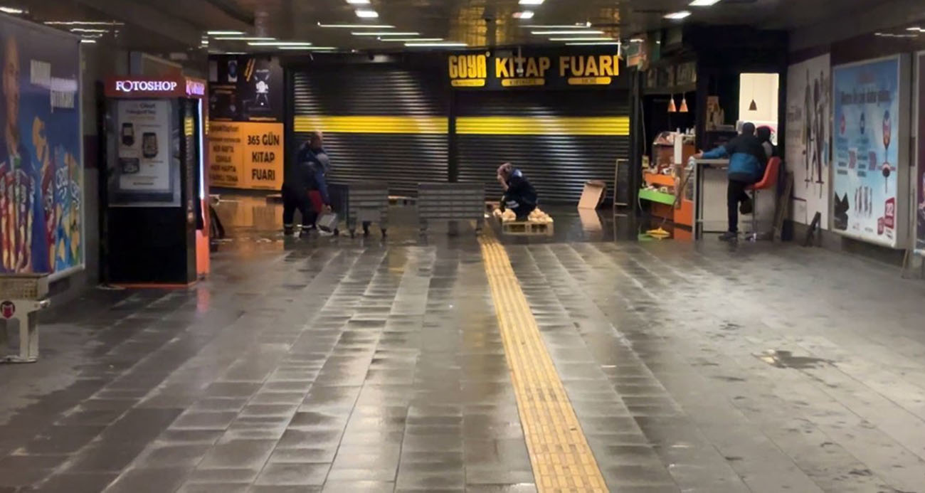 Mecidiyeköy metro alt geçidini su bastı, görevliler suyu kovalarla tahliye etmeye çalıştı