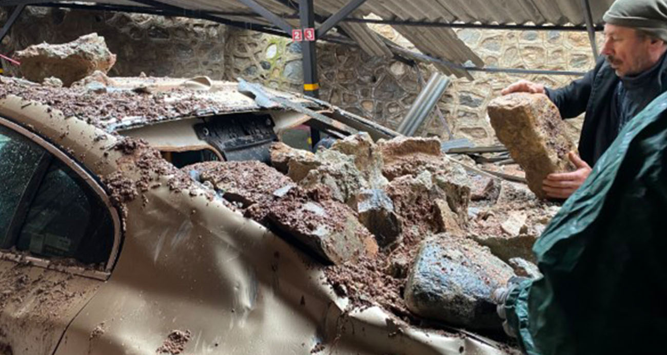 Bursa’da yağışla istinat duvarı çöktü, 3 lüks otomobil zarar gördü