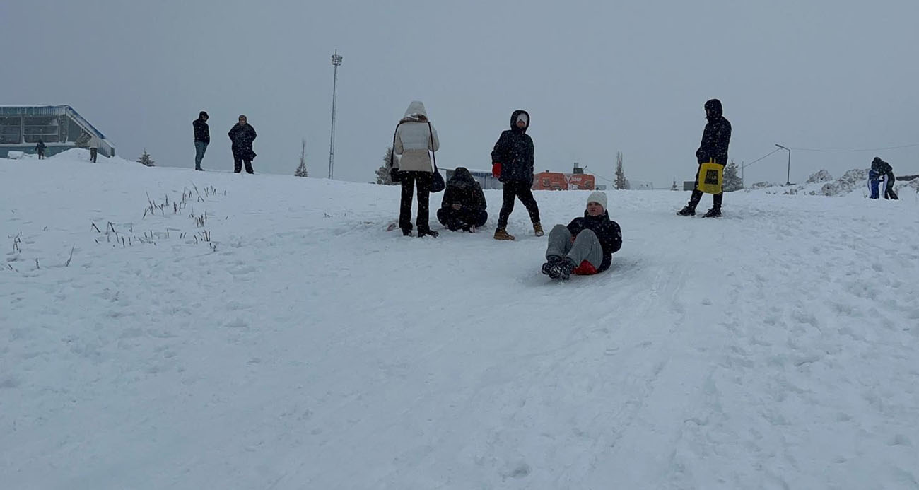 Uludağ’da etkili olan kar yağışıyla günübirlikçiler zirveye akın etti