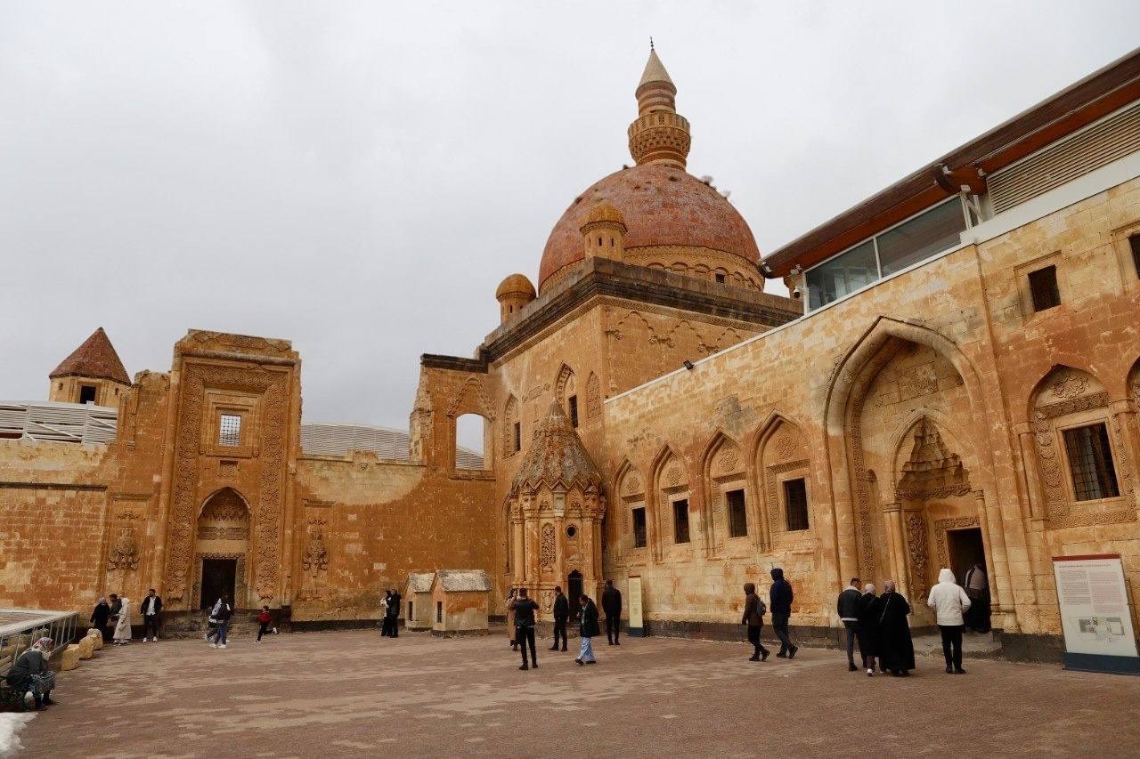 Selçuklu izleriyle yükselen İshak Paşa Sarayı ihtişamıyla göz kamaştırıyor