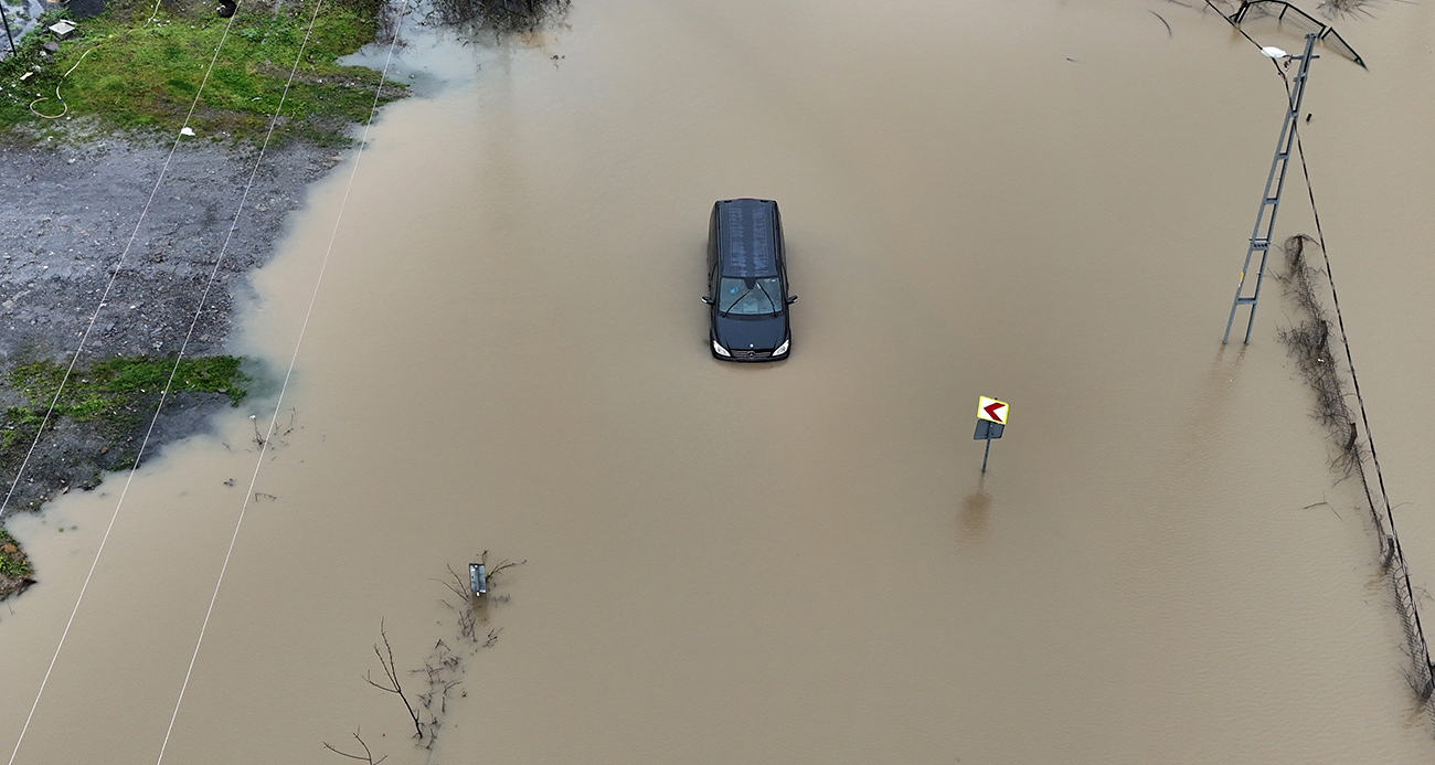 Göle dönen yolda mahsur kalan sürücü aracını bırakmadı, kurtarma anları görüntülendi