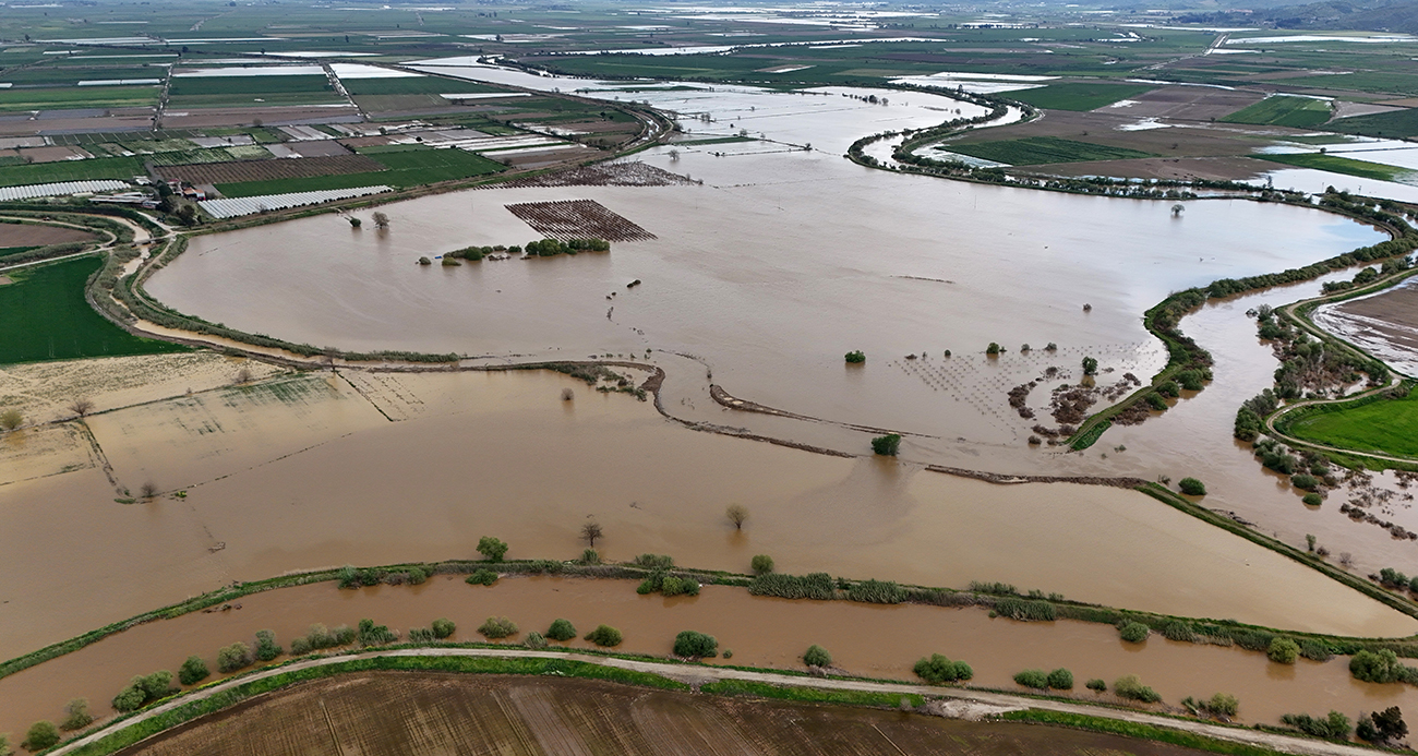 Sağanak yağış Menderes Nehri’ni taşırdı