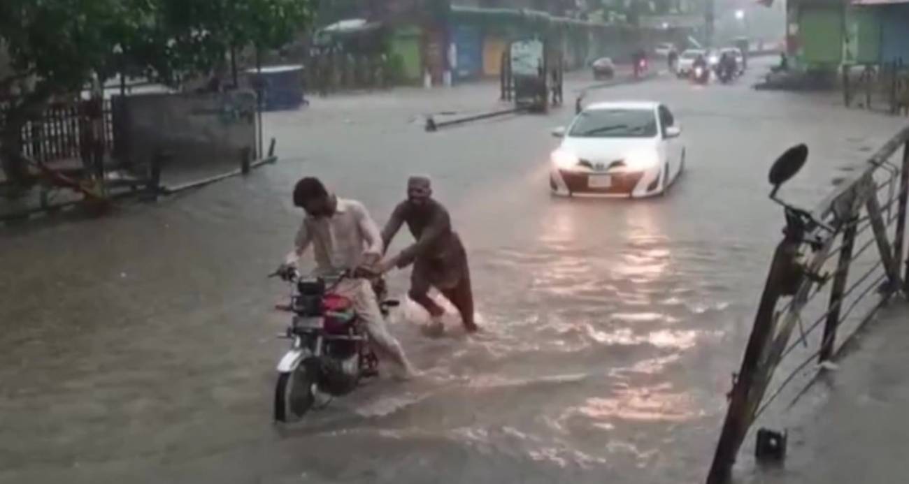 Pakistan'da şiddetli yağışlarda çatı ve duvarlar çöktü: 14 ölü