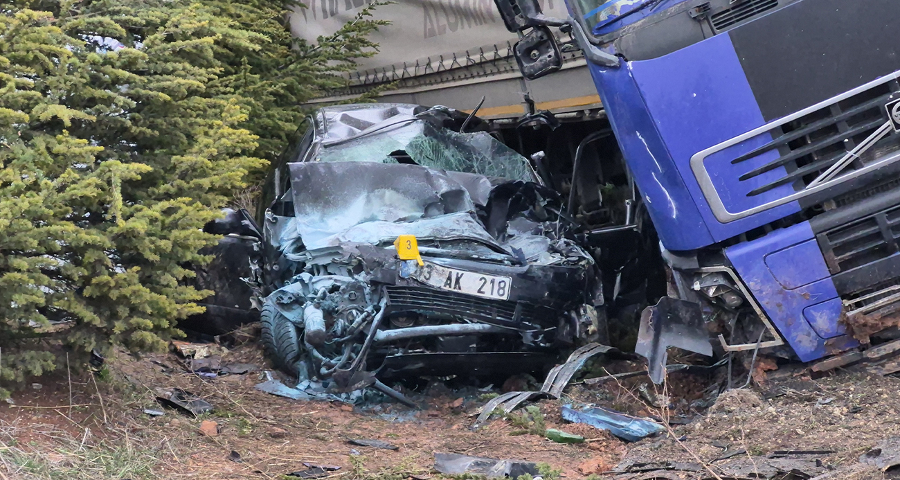 Eskişehir’de kontrolden çıkan tır otomobili altına aldı: 1 ölü, 1’i ağır 2 yaralı