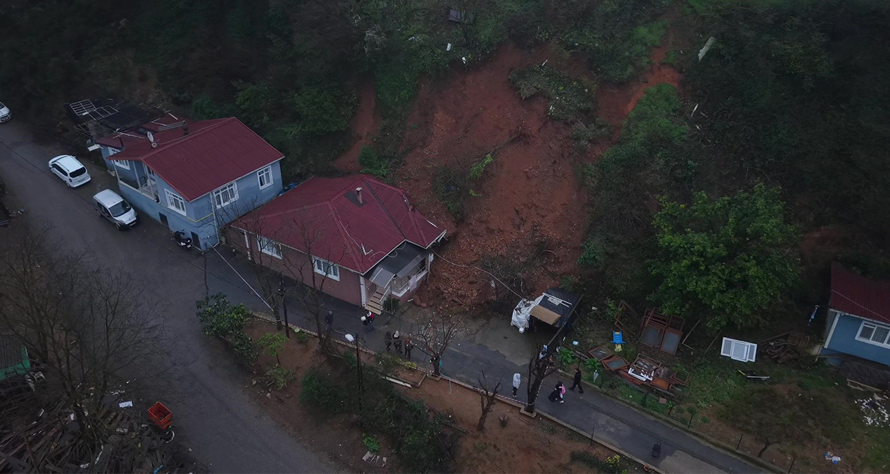 Beykoz’da toprak kayması: Tek katlı ev ve otomobil hasar gördü