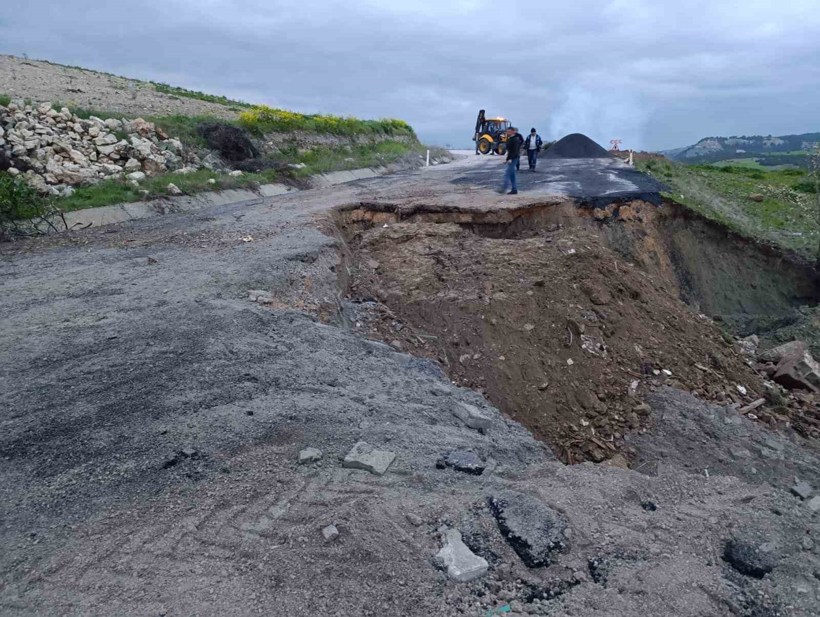 Manisa’da çöken Kula-Selendi karayolu ulaşıma kapatıldı