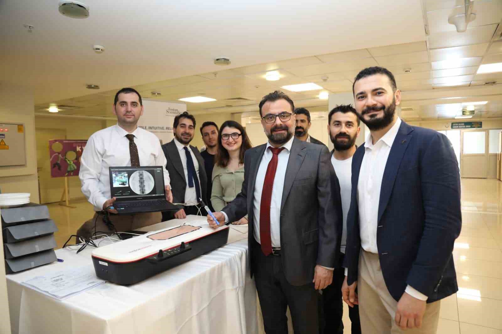 Algoloji uzmanları İzmir’de buluştu; ağrı pili uygulamasını akıllı gözlükle anlık olarak izledi