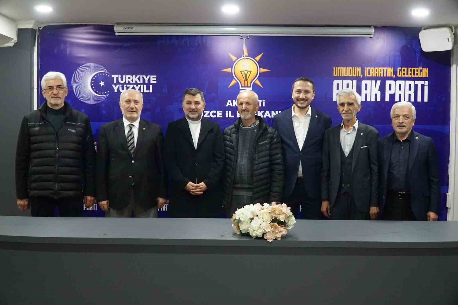 Düzce’de emekli eğitimciler AK Parti’ye katıldı