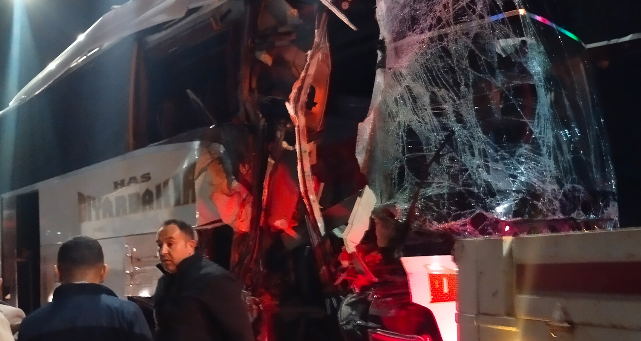 Kuzey Marmara Otoyolu’nda yolcu otobüsü tıra çarptı: 10 yaralı