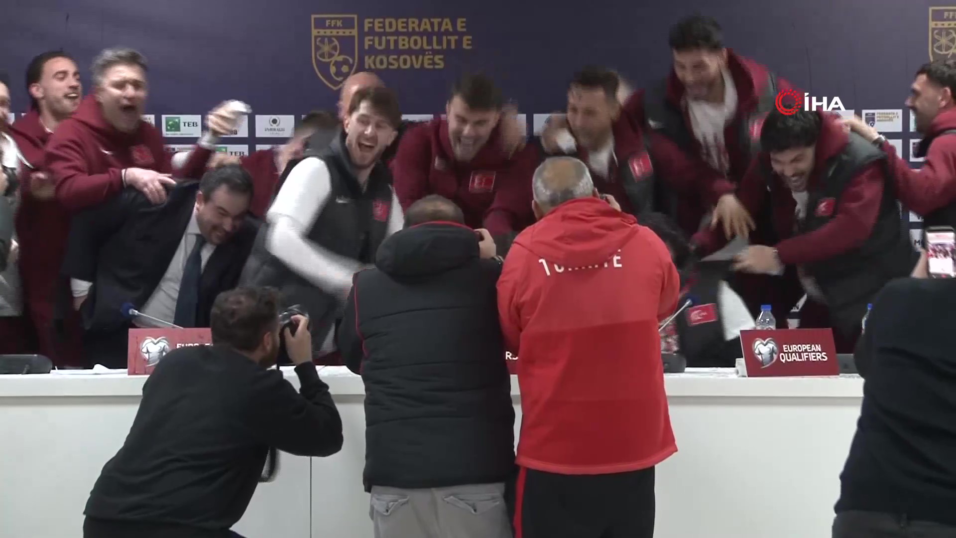 Montella'ya basın toplantısında sulu kutlama