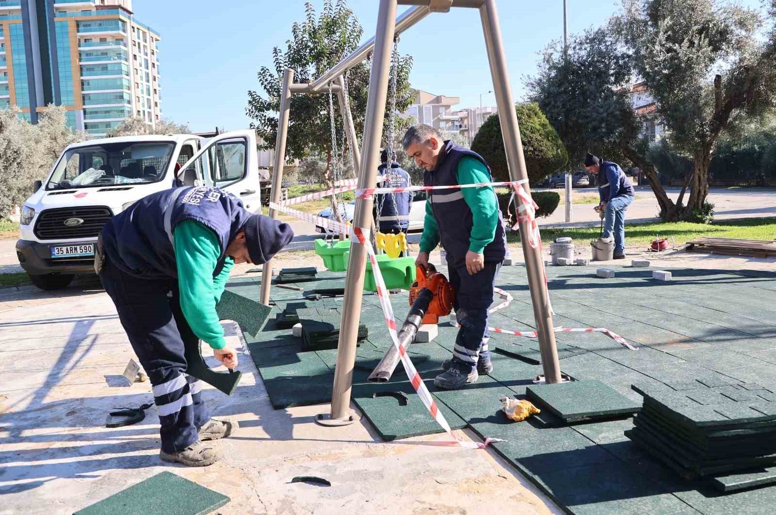 Efeler’deki parklarda yenileme çalışmaları sürüyor