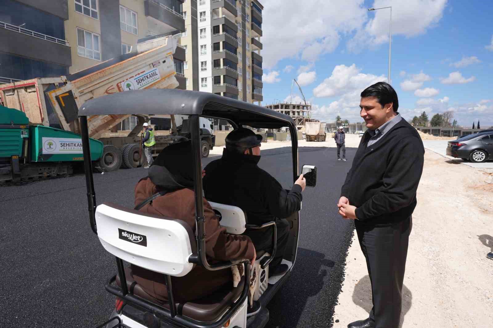 Yılmaz, asfalt çalışmalarını yerinde inceledi