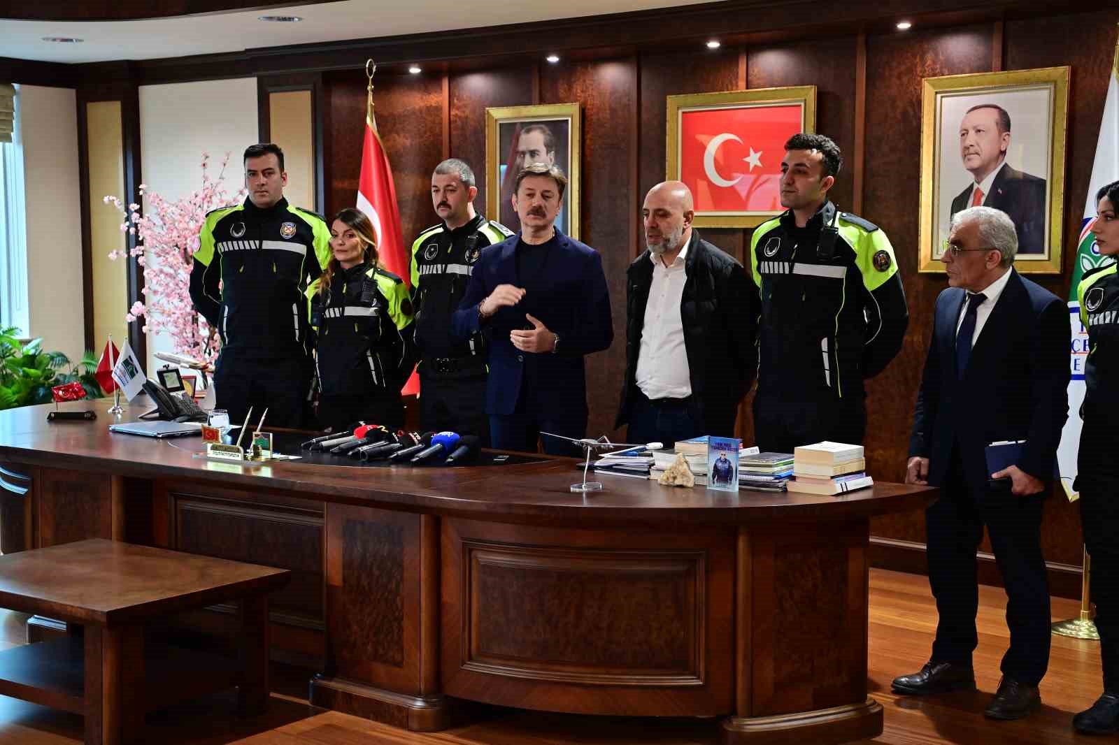 Başkan Bahadır, 3 aylık bebeğin hayatını kurtaran zabıta ekibini ödüllendirdi