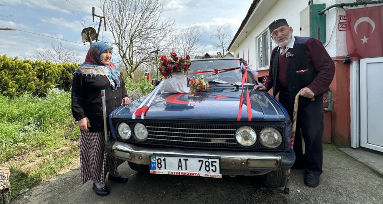 86 yaşında eşi için gelin arabası süsledi, kendi yazdığı şiirle aşkını haykırdı