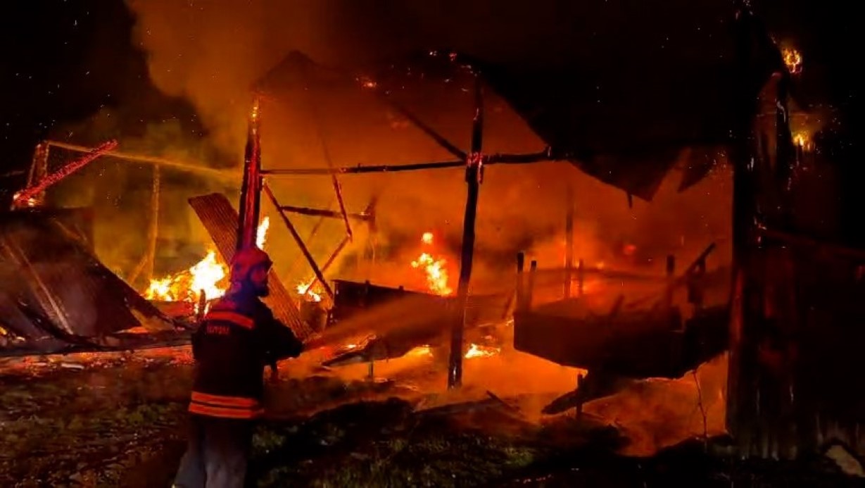 Bolu’da samanlığa yıldırım düştü: Samanlık ve traktör alev alev yandı