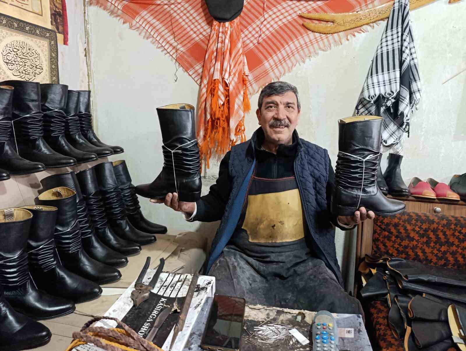 Asırlık kalıplarla körüklü çizme üretiyor